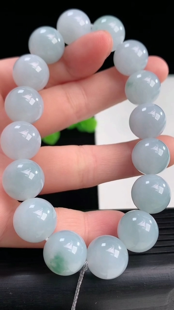 天然A货翡翠飘花圆珠手串尺寸12.7-16颗重量:56.81g4月12日
工厂直销收藏佳品,种好水足，色泽均匀，有种有色，上手高大气！