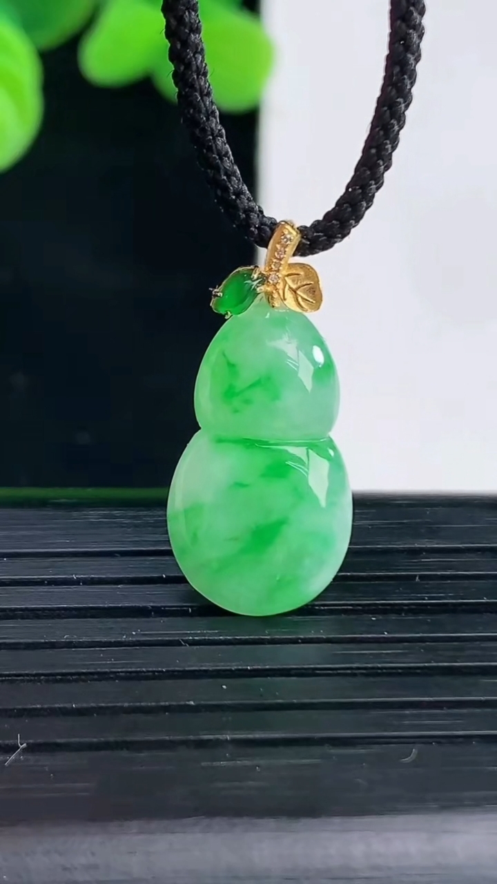 天然A货翡翠葫芦吊坠尺寸24.7-11.1-3.8重量:1.77g
4月12日