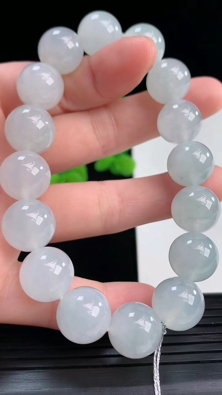 天然A货翡翠圆珠手串尺寸12.5-16颗重量:54.18g4月12日
工厂直销收藏佳品,种好水足，色泽均匀，有种有色，上手高大气！