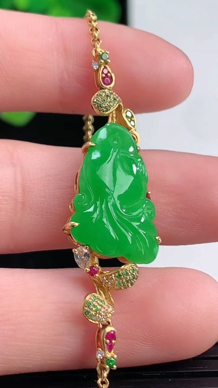 天然A货翡翠年年有余手链尺寸13.3-18.1-5.5重量:4.80g
4月12日