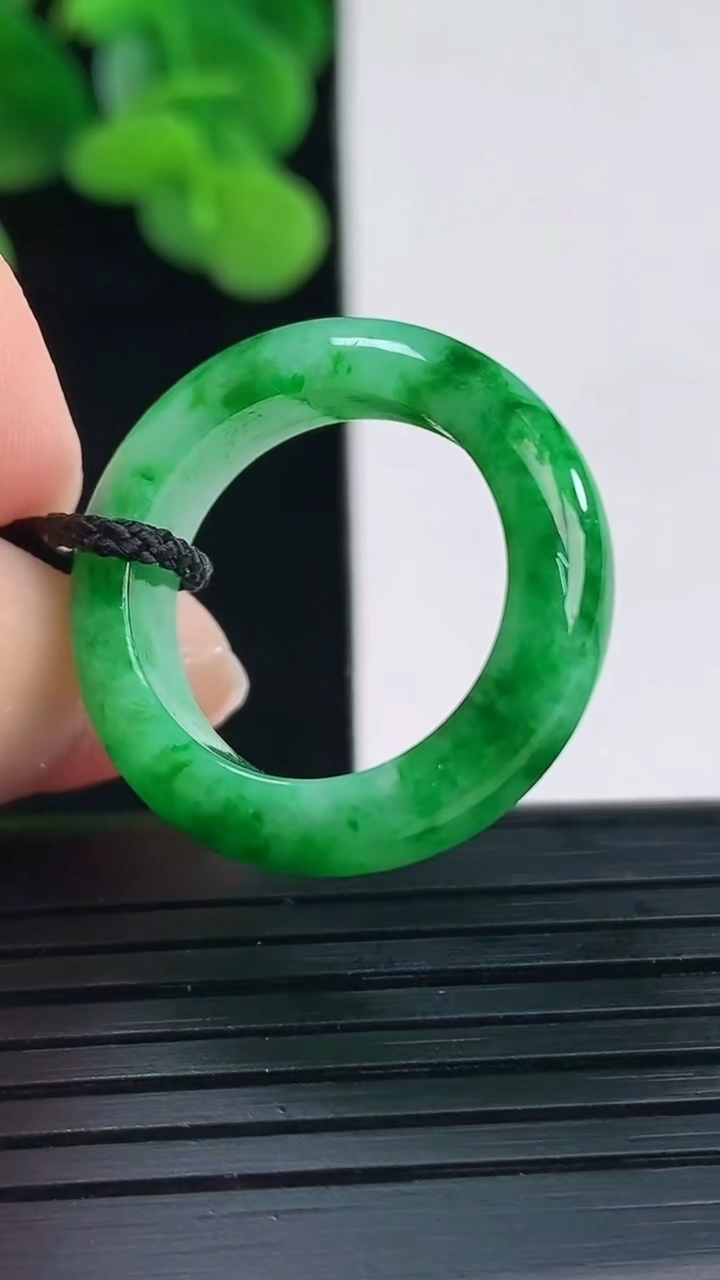 天然A货翡翠指环戒指尺寸173-6-3.6重量:4.51g2026年4月12日
工厂直销收藏佳品,种好水足，色泽均匀，有种有色，上手高大气！