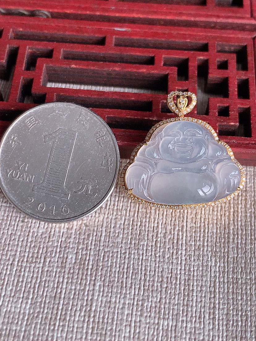 天然A货翡翠18K金伴钻镶嵌白冰白月光佛公吊坠 
尺寸24-25.2-7.7裸石16.2-22.6mm 重量3.95g 0410