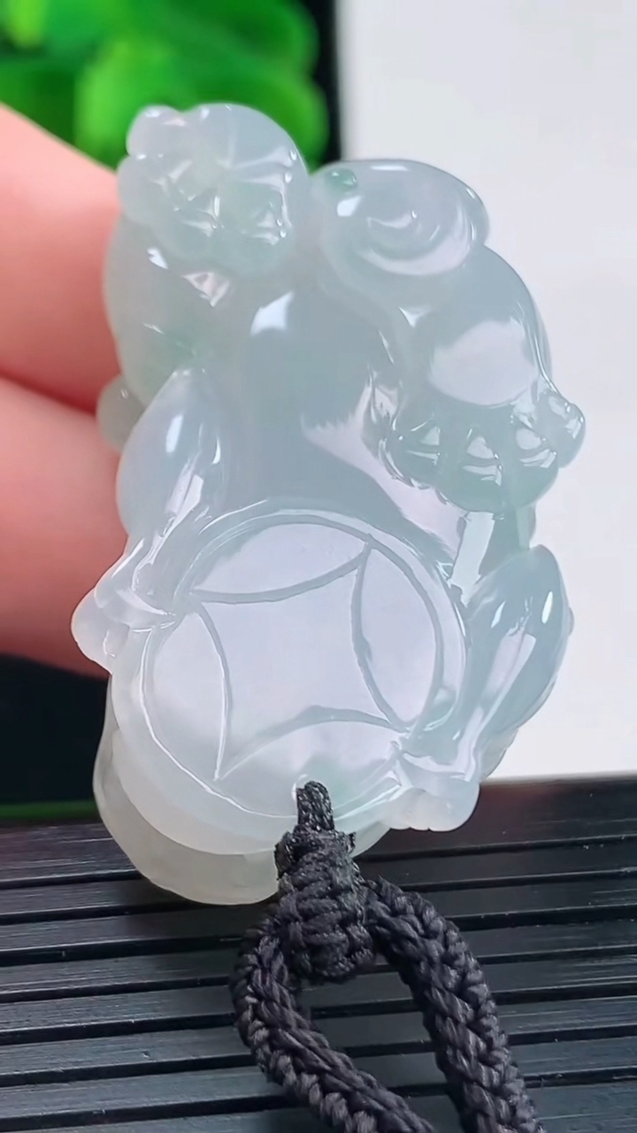 天然A货翡翠飘花貔貅吊坠尺寸40.6-24.8-13.4重量:30.62g
4月12日