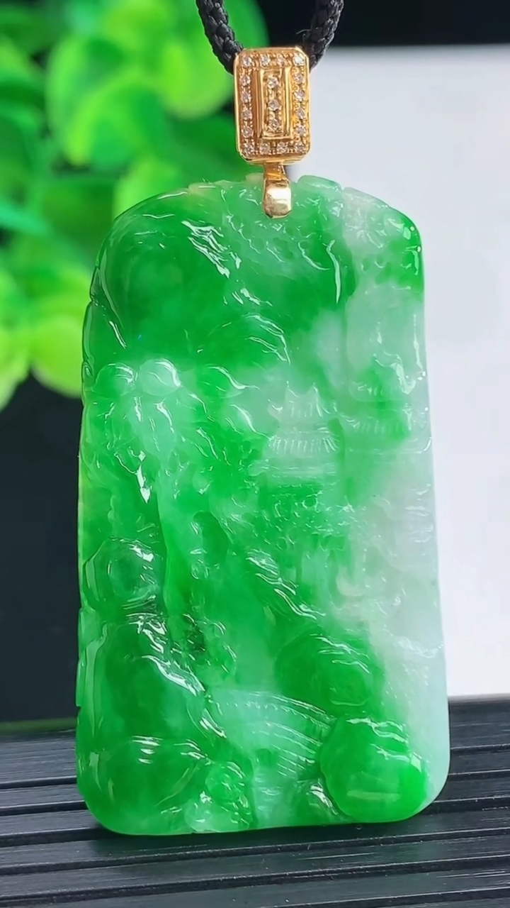 天然A货翡翠山水牌吊坠尺寸54.3-25.2-4.5重量:13.57g
4月12日