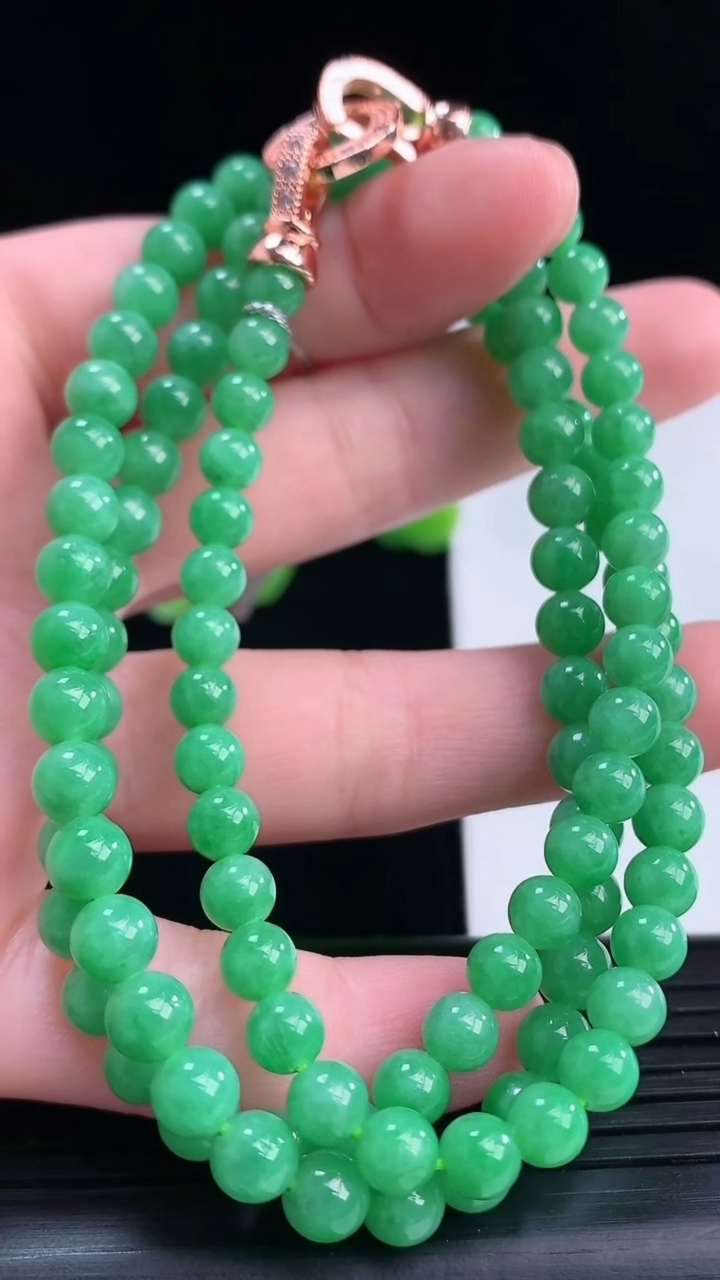 天然A货翡翠圆珠项链尺寸5.5-110颗重量:31.76g
4月12日