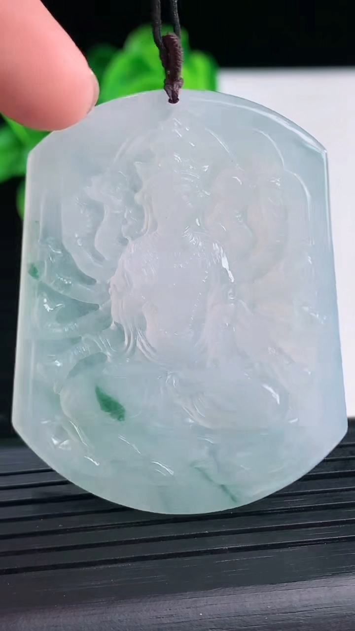 天然A货翡翠飘花千手观音吊坠尺寸51.3-41.2-6重量:27.87g
4月12日