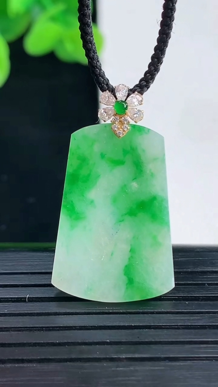 天然A货翡翠无事牌吊坠尺寸31.1-17.4-2.3重量:2.99g
4月12日