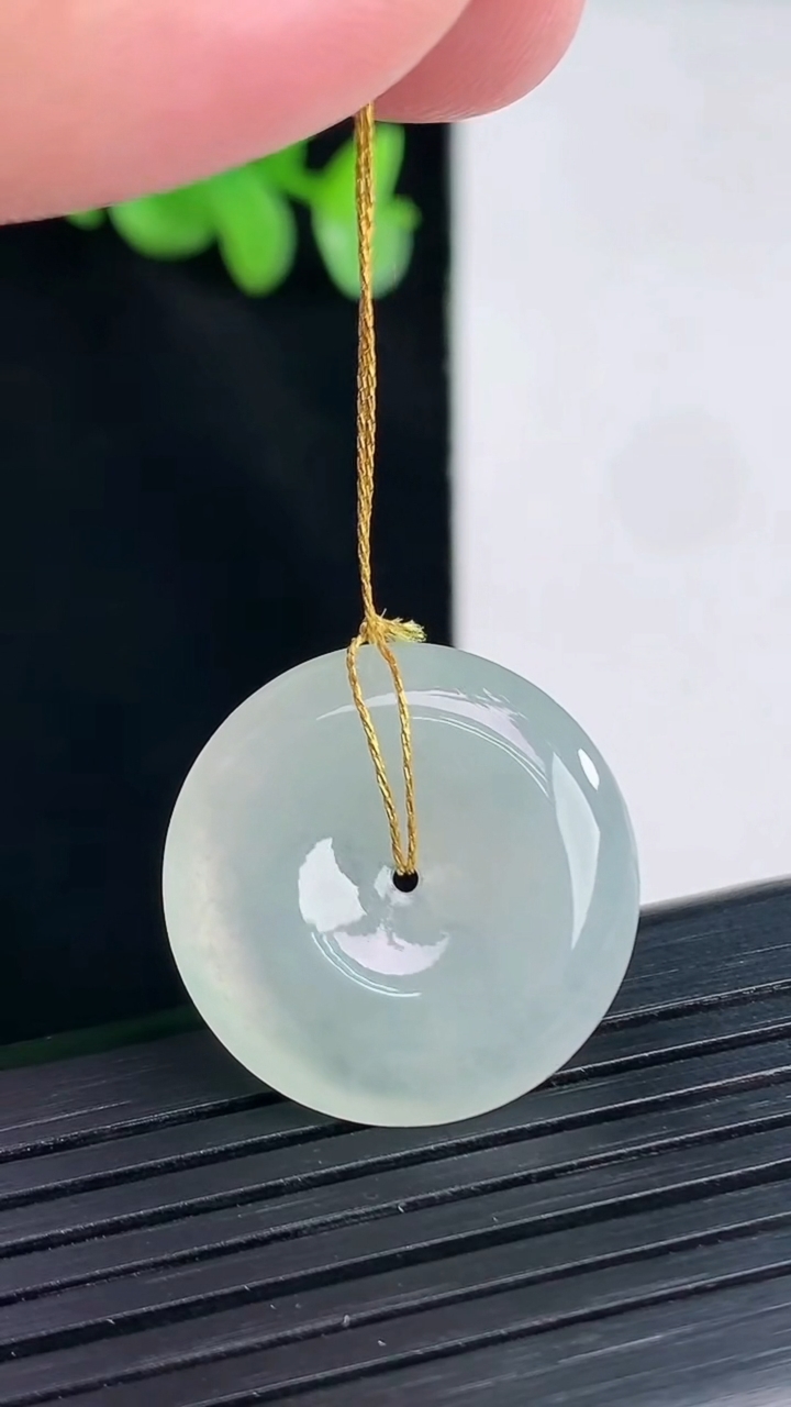 天然A货翡翠飘花平安扣吊坠，尺寸23-4.5重量:5.00g
4月12日