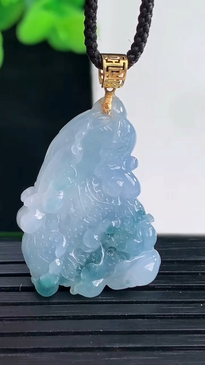 天然A货翡翠18K金紫罗兰飘花白菜吊坠尺寸27.6-19.2-8.4重量:7.22g
4月12日