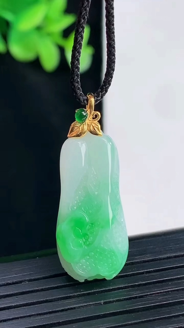 天然A货翡翠白菜吊坠，尺寸25.6-12-9重量:5.75g
4月12日