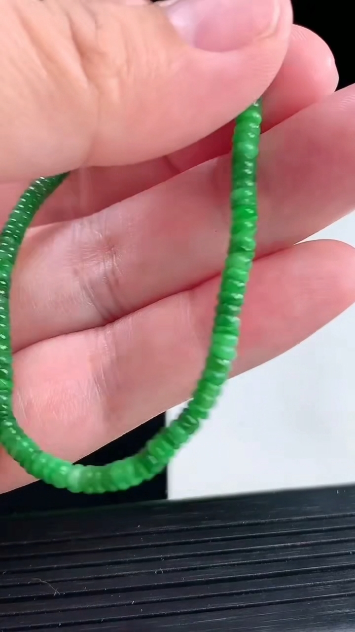 天然A货翡翠算盘珠手串 尺寸3.5重量:4.91g4月12日
工厂直销收藏佳品,种好水足，色泽均匀，有种有色，上手高大气！