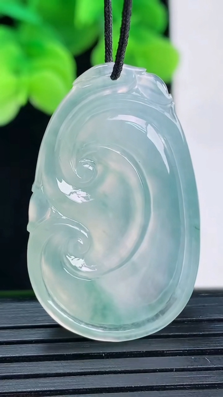 天然A货翡翠种飘花如意吊坠尺寸35.3-21.7-6重量:8.94g
4月12日