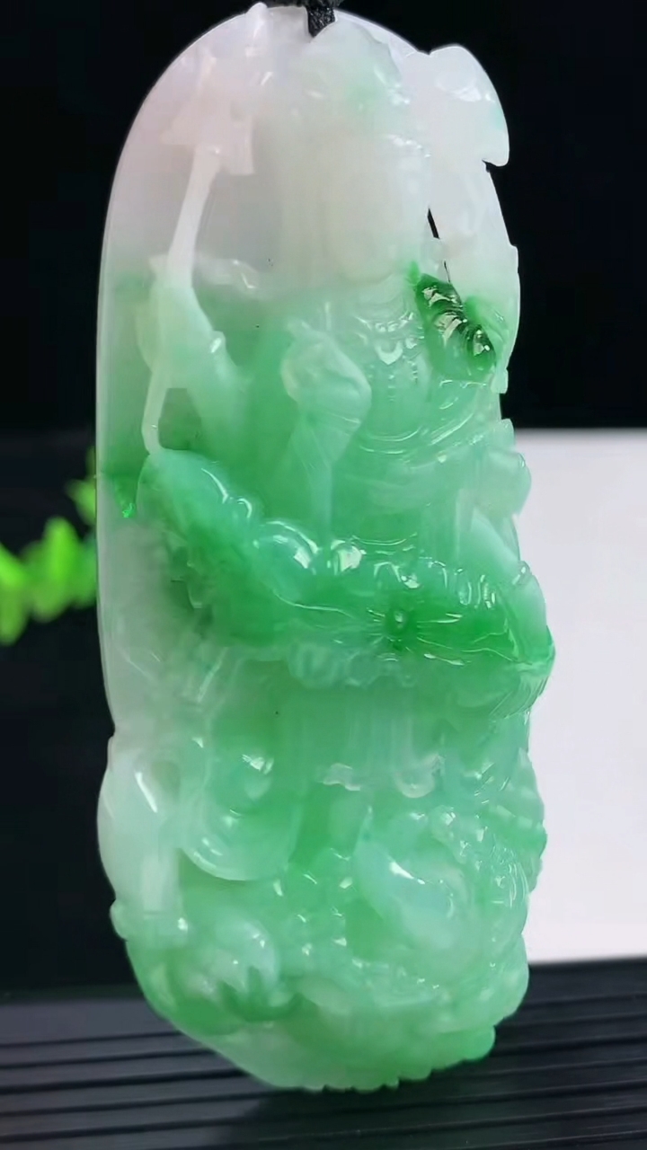 天然A货翡翠御龙千手观音吊坠尺寸88-39.8-15.5重量:84.87g
4月12日