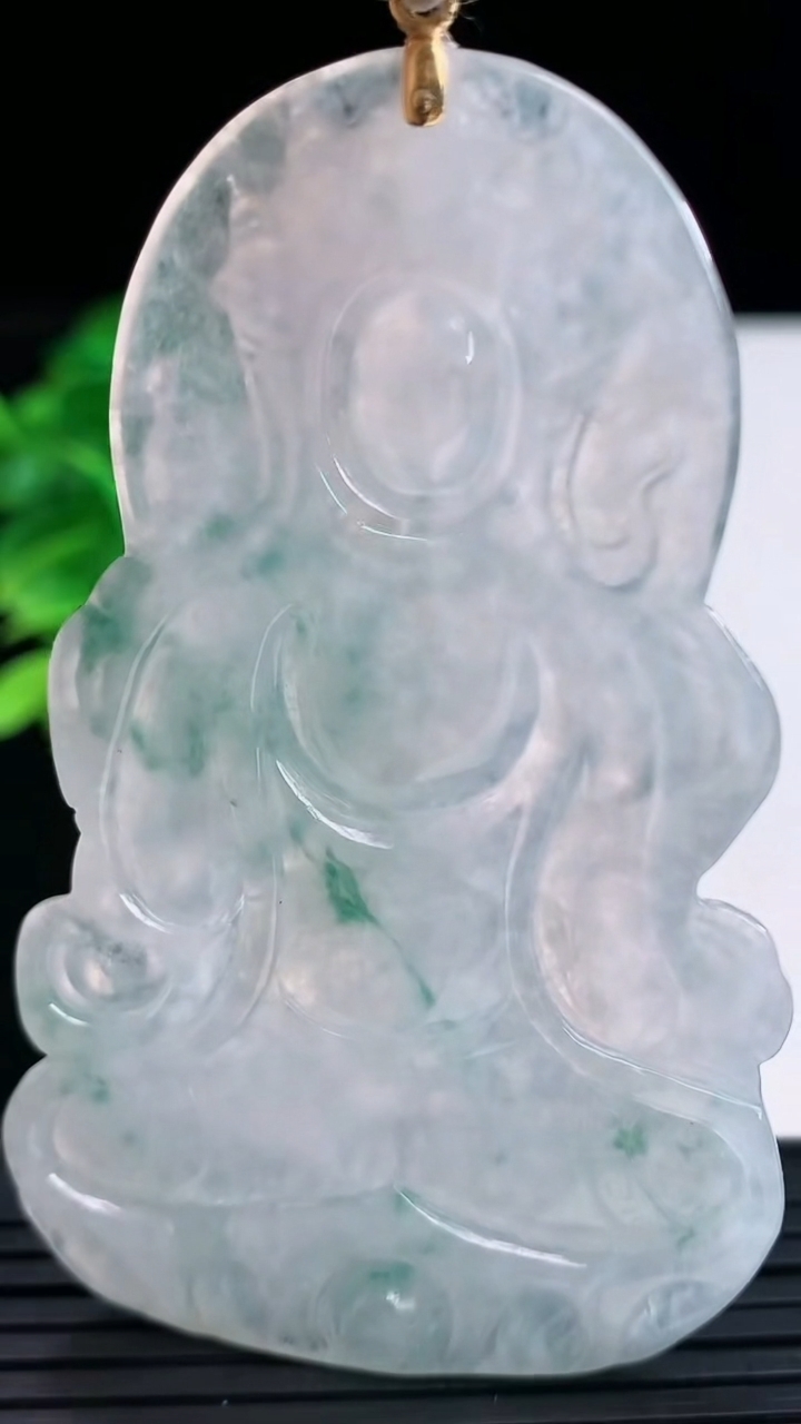 天然A货翡翠种飘花度母观音吊坠尺寸70.8-43.1-5.2重量:31.08g
4月12日