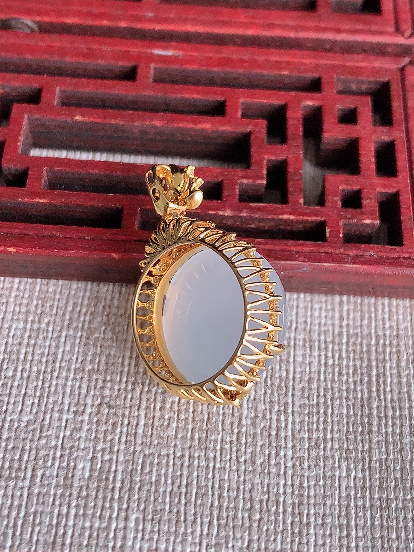 天然A货翡翠18K金伴钻镶嵌白冰白月光蛋面吊坠 
尺寸28.6-17.6-13裸石16mm 重量6.