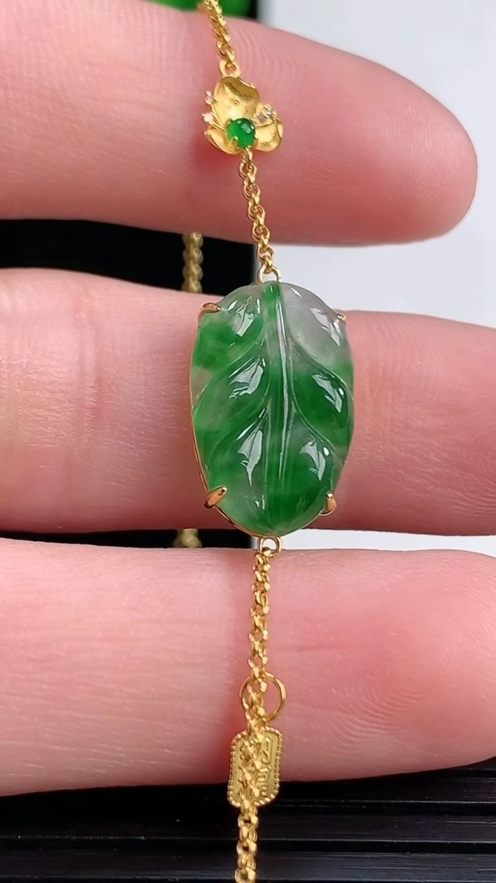 天然A货翡翠金枝玉叶 叶子手链尺寸16.2-9.5-3.8重量:1.62g
4月12日