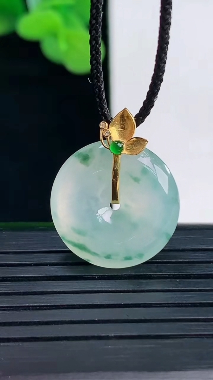 天然A货翡翠种飘花平安扣吊坠尺寸18-4.3重量:3.41g
4月12日