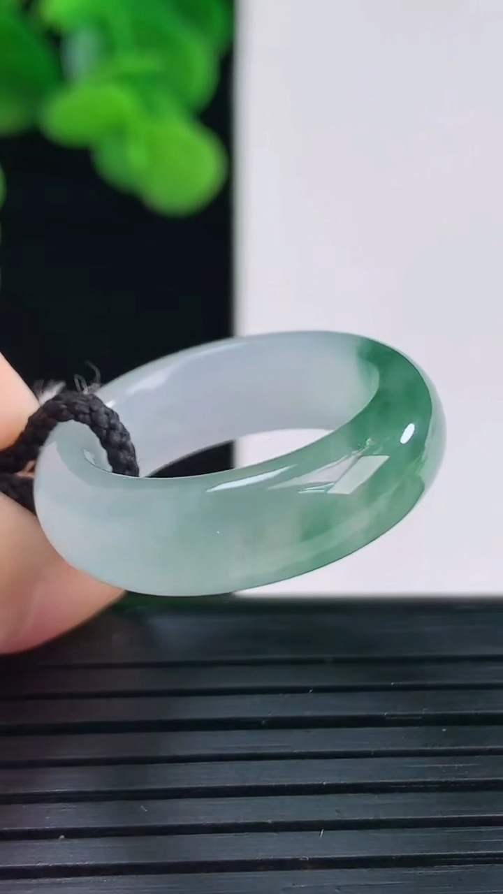 天然A货翡翠飘花指环戒指尺寸17.1-6.4-3.7重量:4.83g2026年4月12日
工厂直销收藏佳品,种好水足，色泽均匀，有种有色，上手高大气！