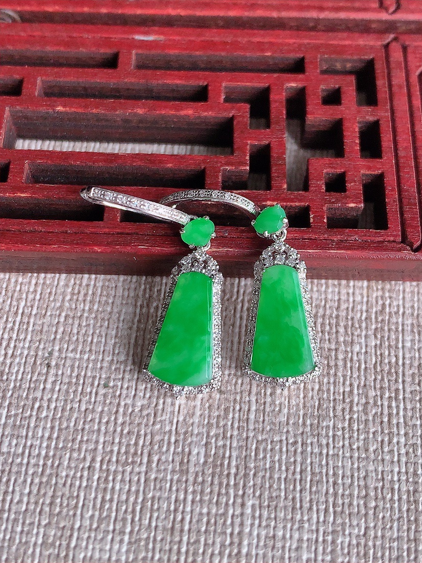 天然A货翡翠18K金伴钻镶嵌满绿无事牌耳坠 
尺寸12-6.6-3mm 重量2.66g 0410