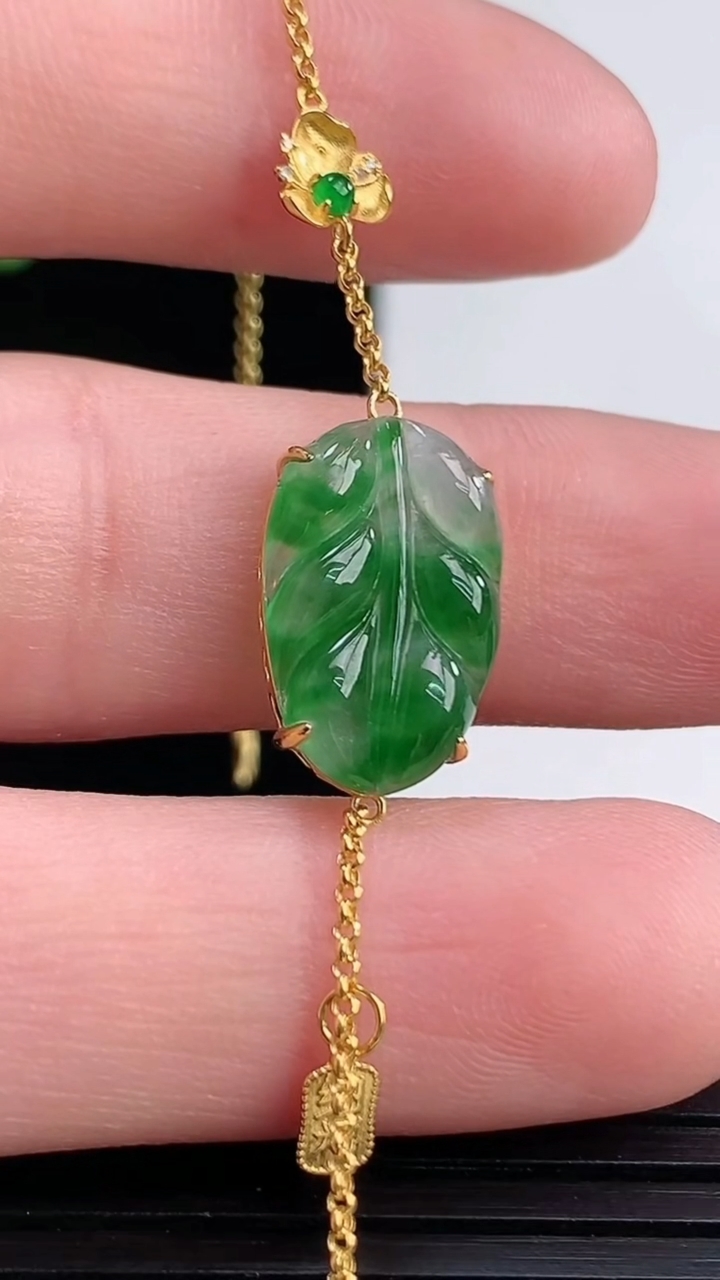 天然A货翡翠金枝玉叶 叶子手链尺寸16.2-9.5-3.8重量:1.62g
4月12日