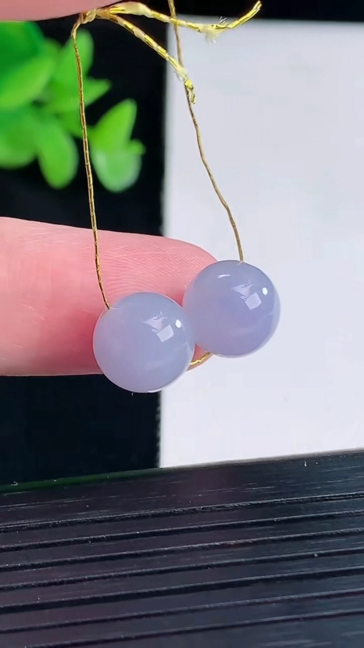 天然A货翡翠紫罗兰圆珠吊坠一对 尺寸10重量:3.46g
4月12日