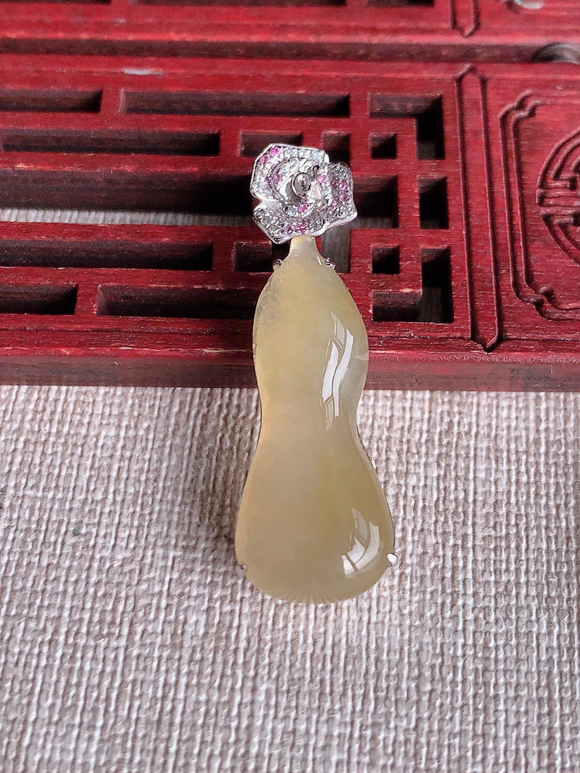 天然A货翡翠18K金伴钻镶嵌黄翡葫芦吊坠 
尺寸37.4-28.8-12.2-8.5mm 重量4.70g 0410