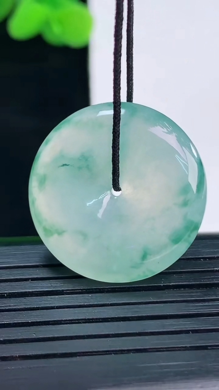 天然A货翡翠冰种飘花平安扣吊坠尺寸24.4-5.6重量:7.01g
4月12日