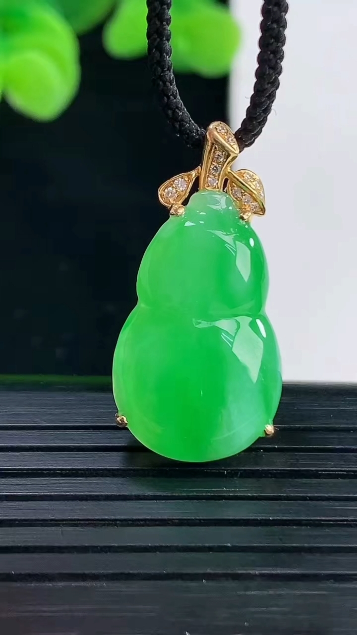 天然A货翡翠葫芦吊坠尺寸27.7-14-6.5重量:3.62g
4月12日