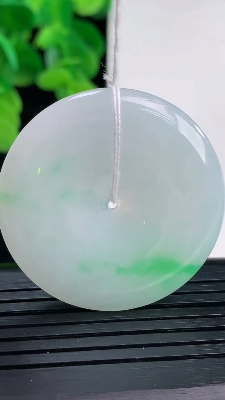 天然A货翡翠平安扣吊坠尺寸37.7-5.4重量:17.29g
4月12日