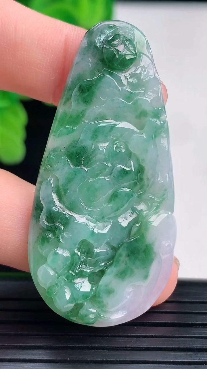 天然A货翡翠飘花和和美美 荷花吊坠尺寸50.7-25.1-5.1重量:13.87g
4月12日