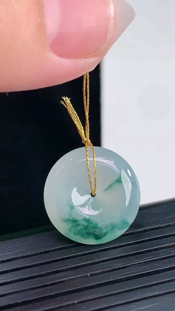 天然A货翡翠飘花平安扣吊坠，尺寸20-5.2重量:4.32g
4月12日