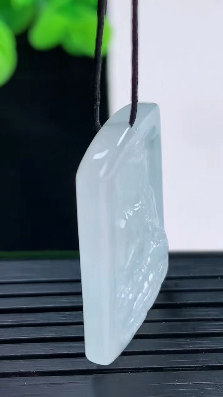 天然A货翡翠阿弥陀佛吊坠尺寸30.4-19.7-4.9重量:7.43g
4月12日