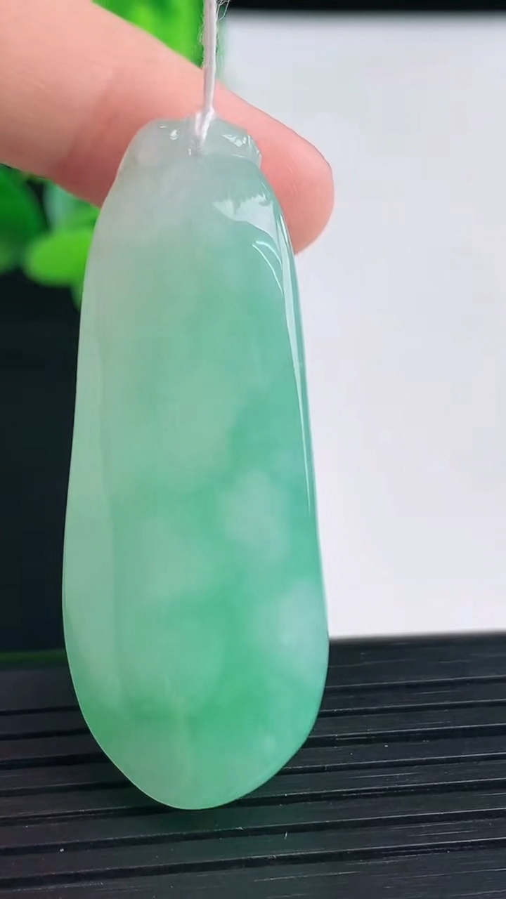 天然A货翡翠福瓜吊坠尺寸48-18.3-11重量:18.33g
4月12日