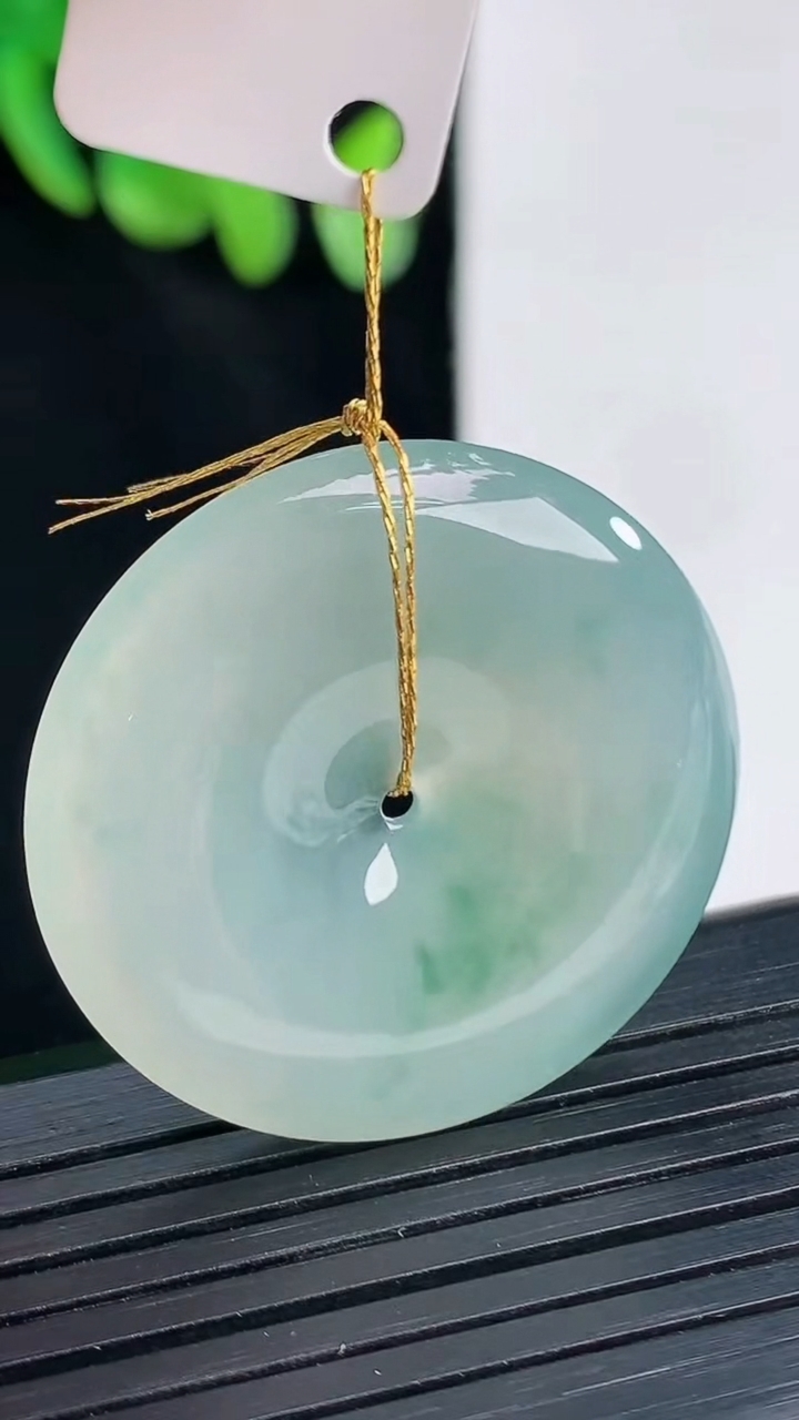 天然A货翡翠冰种飘花平安扣吊坠，尺寸32-5.2重量:11.46g
4月12日