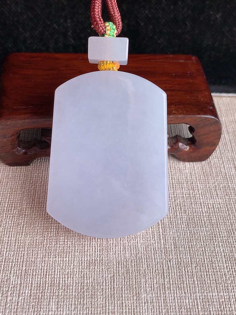 天然A货翡翠无事牌吊坠 
尺寸53.8-39.5-12.4mm 重量83.08g 0411