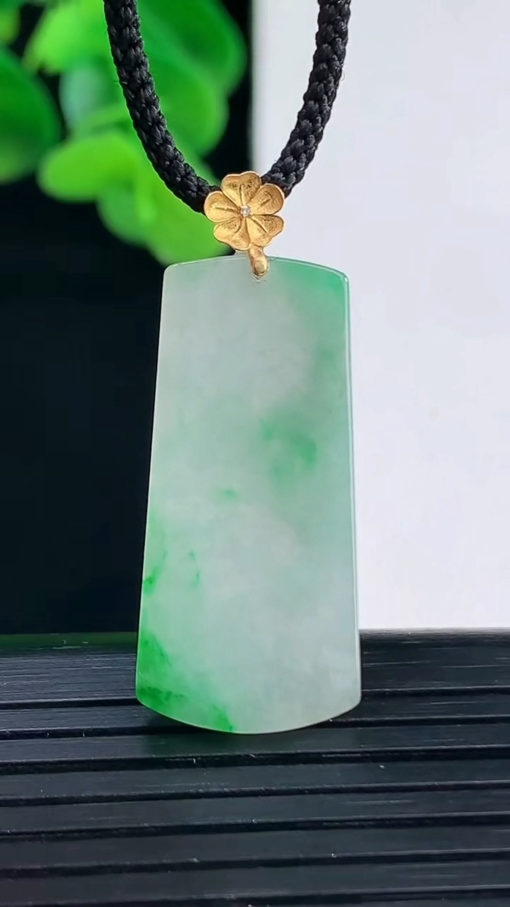 天然A货翡翠无事牌吊坠尺寸34.4-13.7-3.8重量:3.26g
4月12日