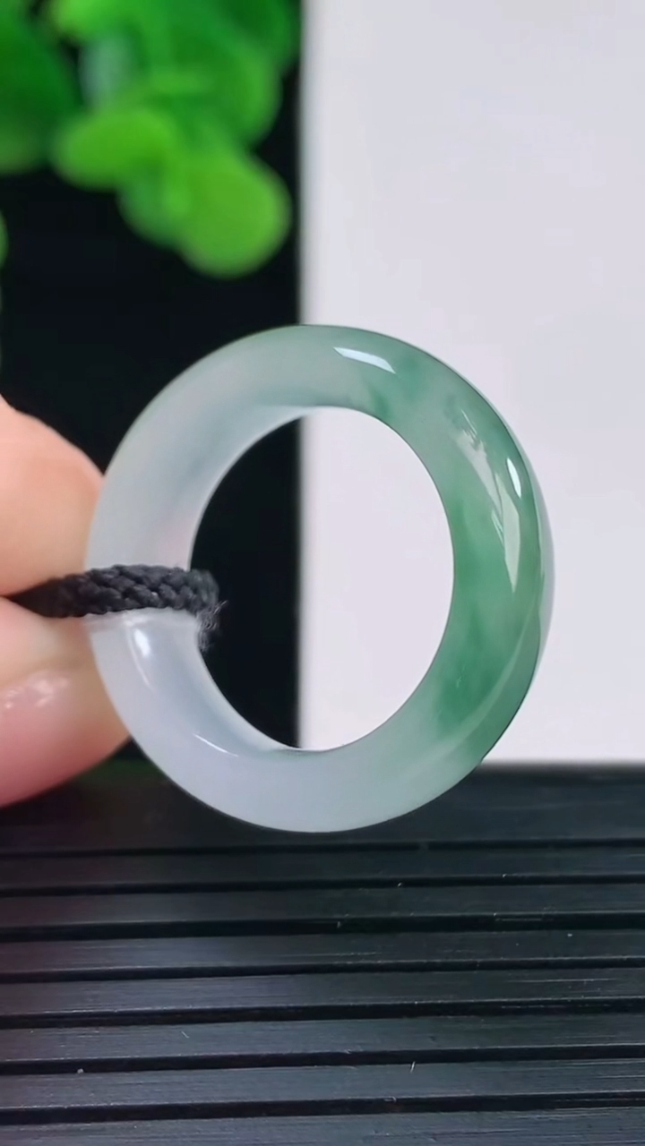 天然A货翡翠飘花指环戒指尺寸17.1-6.4-3.7重量:4.83g2026年4月12日
工厂直销收