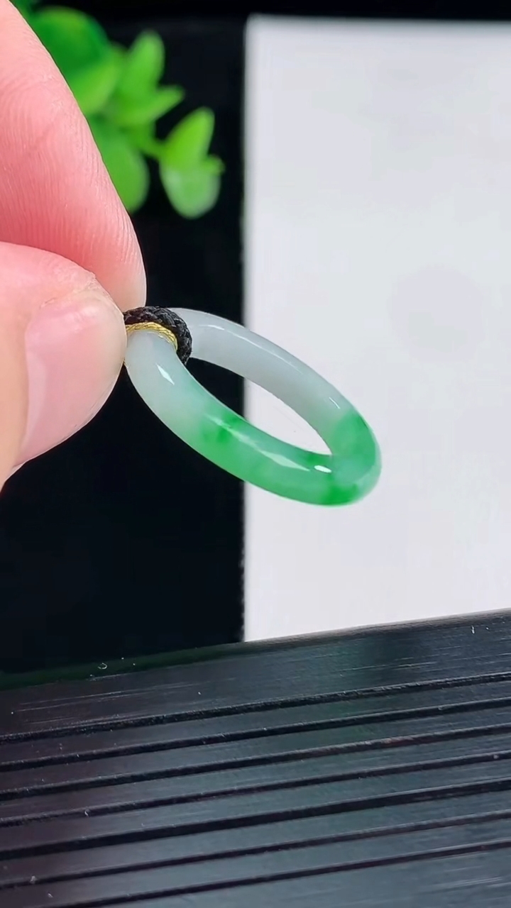 天然A货翡翠素面玉指环 戒指 尺寸17-3.6-3.2重量:2.38g2026年4月12日
工厂直销收藏佳品,种好水足，色泽均匀，有种有色，上手高大气！