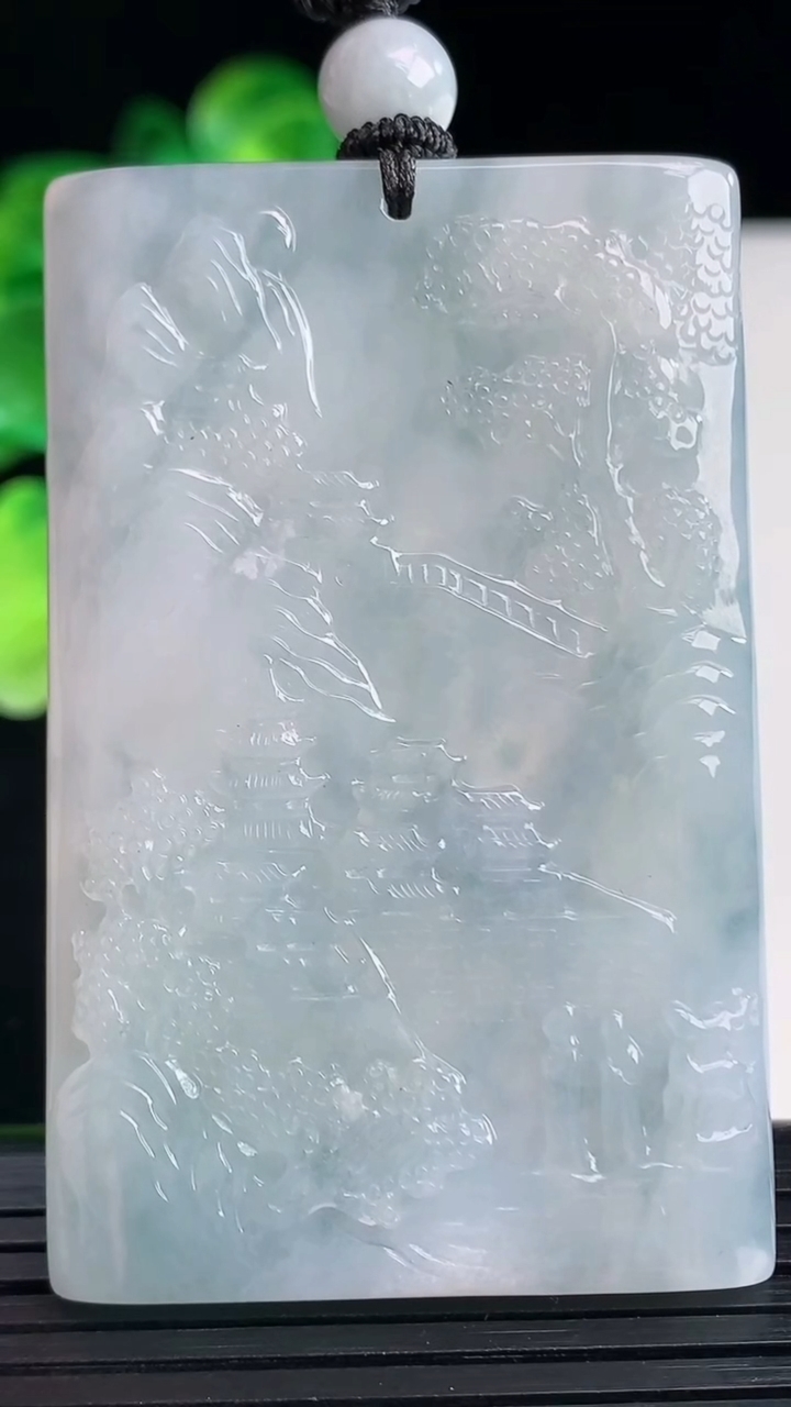 天然A货翡翠紫罗兰山水牌吊坠尺寸59.4-38.1-5.4重量:41.67g
4月12日