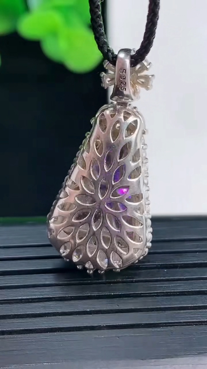 天然A货翡翠925银飘花无事牌吊坠尺寸32-15.1-8.7裸石16.8-12.8重量:5.40g
4月12日