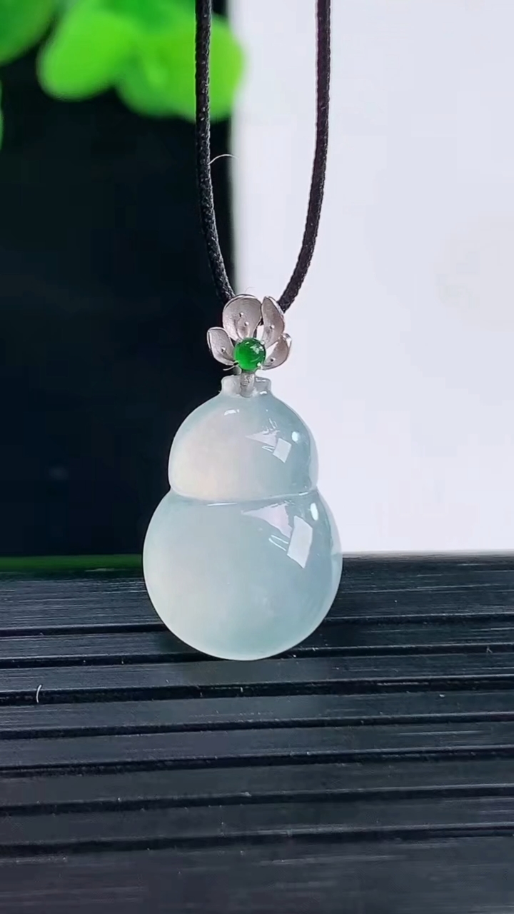 天然A货翡翠种白冰葫芦吊坠尺寸20.7-11.2-4.2重量:1.33g
4月12日