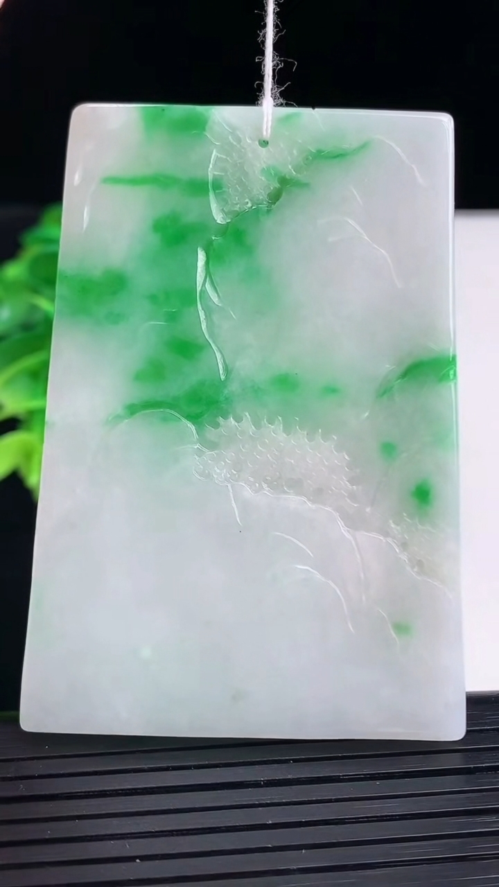 天然A货翡翠山水牌吊坠尺寸65.1-45.4-4.9重量:41.39g
4月12日