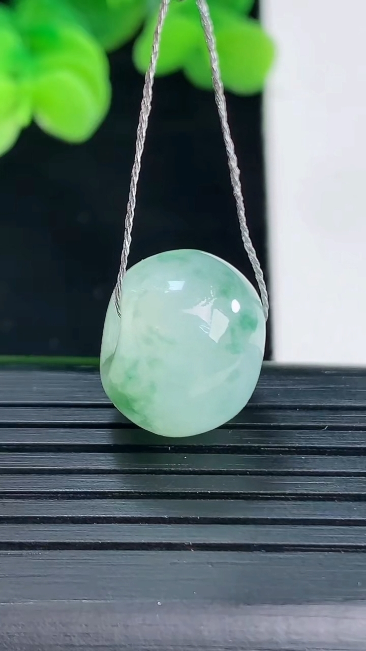 天然A货翡翠飘花路路通吊坠尺寸15.7-11.9重量:5.83g
4月12日