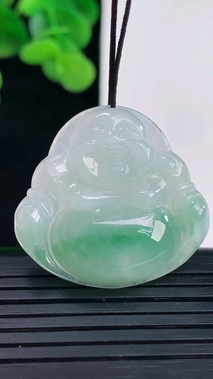 天然A货翡翠佛公吊坠尺寸29-31-5.6重量:7.42g
4月12日