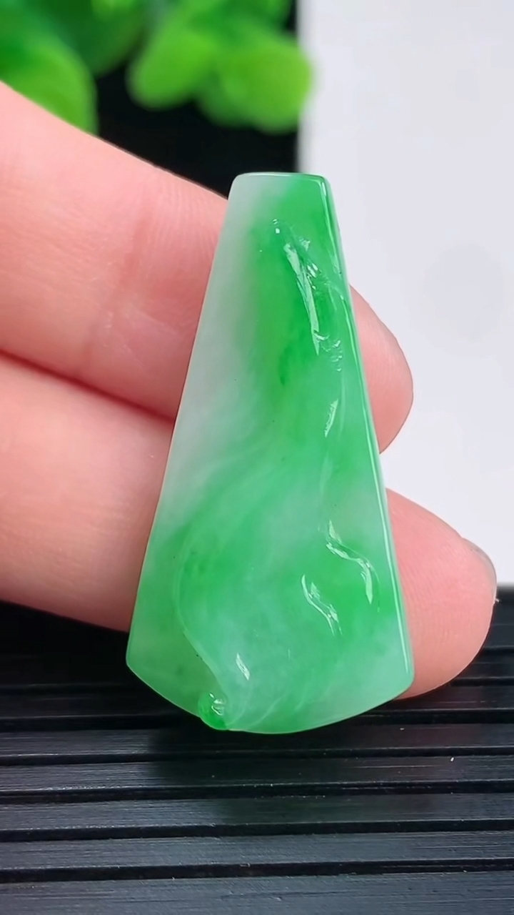 天然A货翡翠年年有余吊坠尺寸31.4-16.3-5重量:4.56g
4月12日