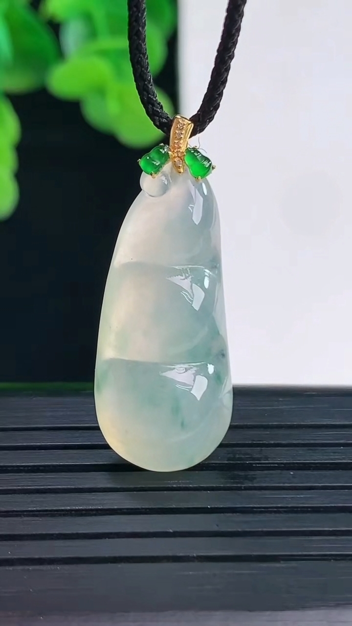 天然A货翡翠种飘花福豆吊坠尺寸33.2-12.6-6.6重量:4.35g
4月12日