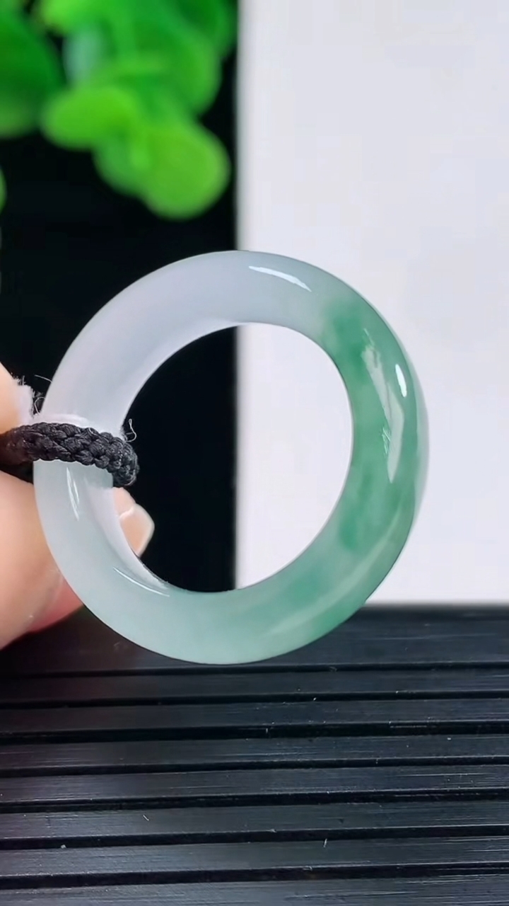 天然A货翡翠飘花指环戒指尺寸17.1-6.4-3.7重量:4.83g2026年4月12日
工厂直销收藏佳品,种好水足，色泽均匀，有种有色，上手高大气！