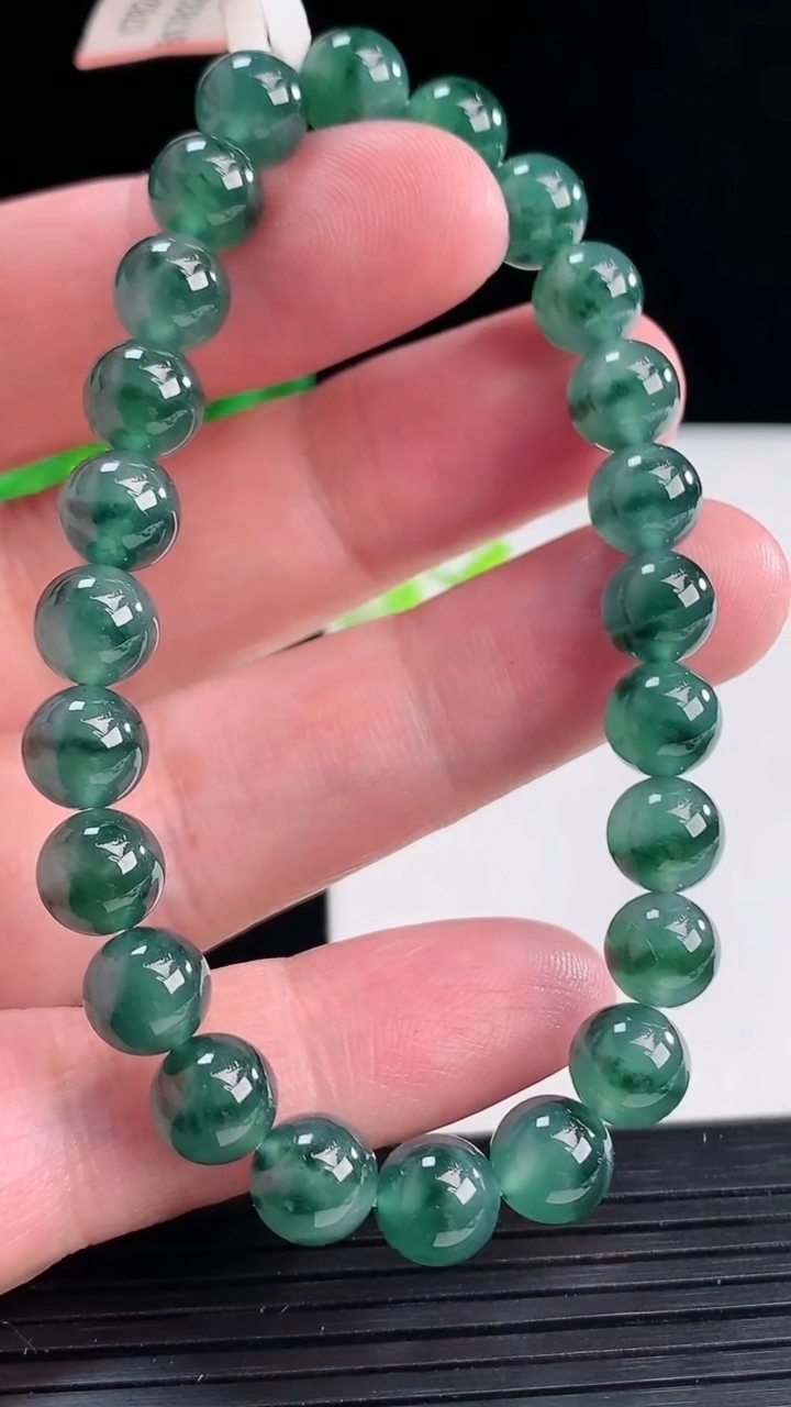 天然A货翡翠飘花圆珠手串，尺寸8-24颗重量:20.50g4月12日
工厂直销收藏佳品,种好水足，色泽均匀，有种有色，上手高大气！