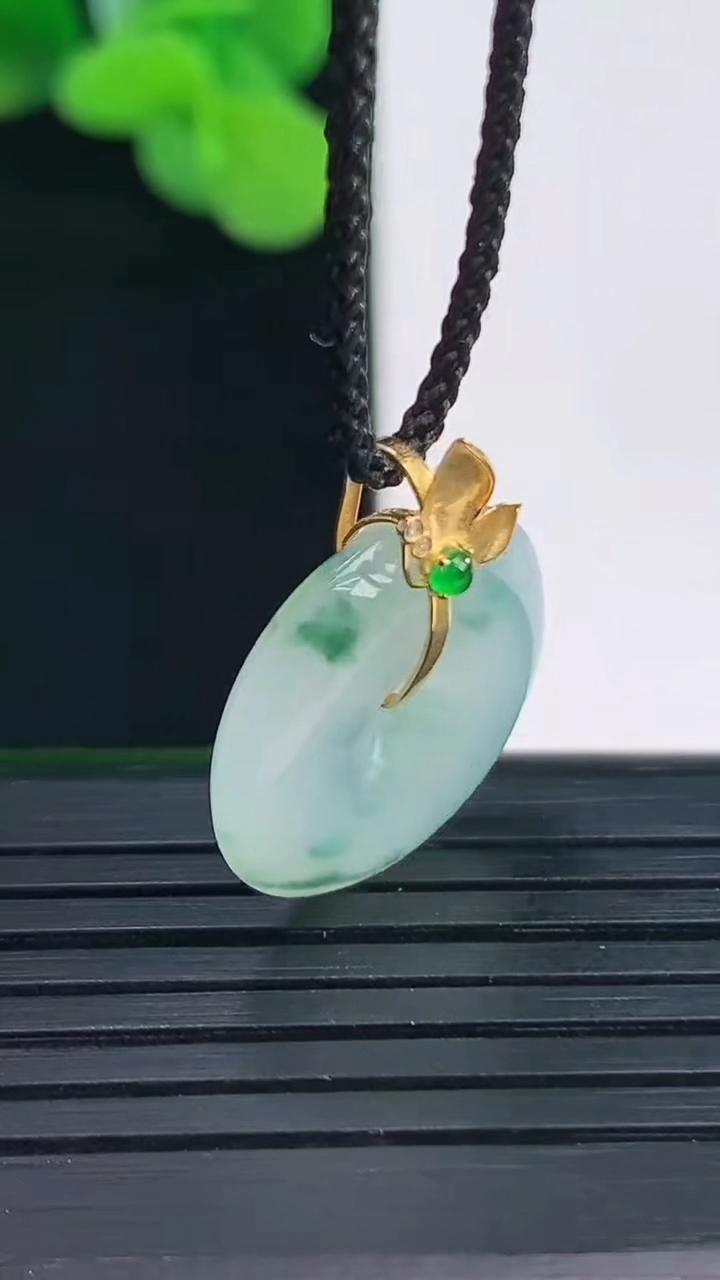 天然A货翡翠种飘花平安扣吊坠尺寸18-4.3重量:3.41g
4月12日