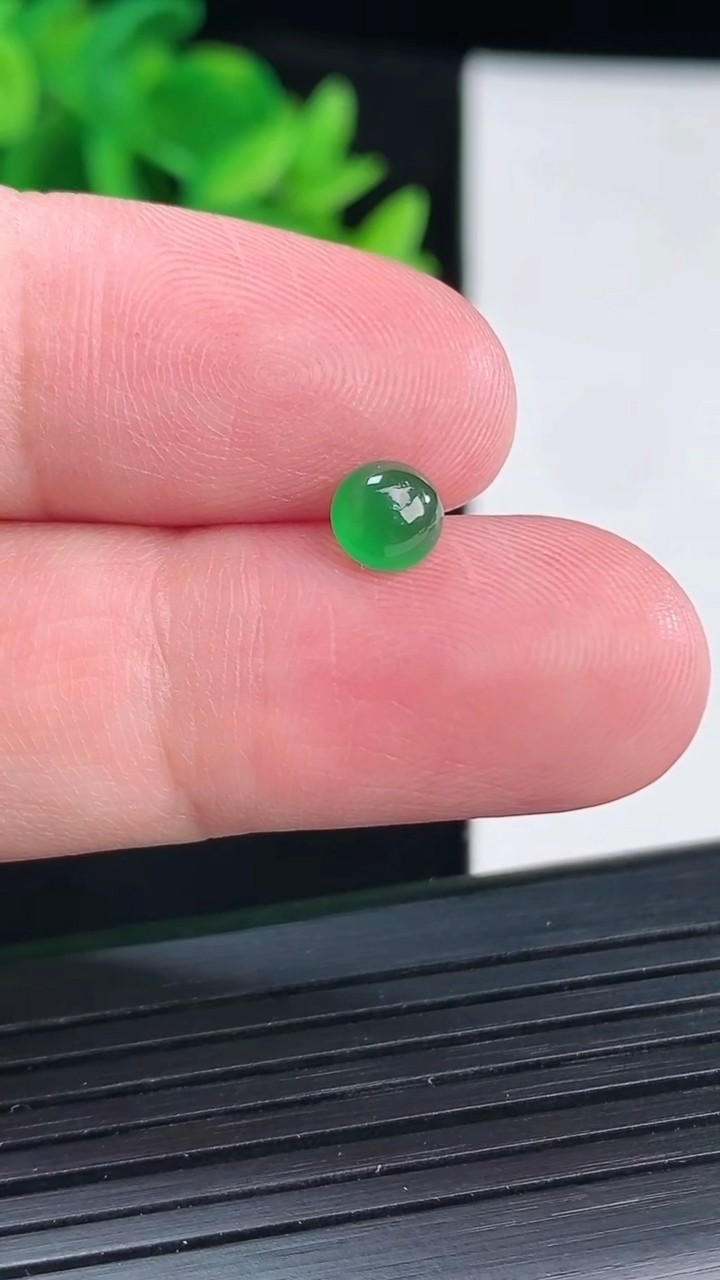 天然A货翡翠蛋面镶嵌件，尺寸5.5-3重量:0.19g
4月12日